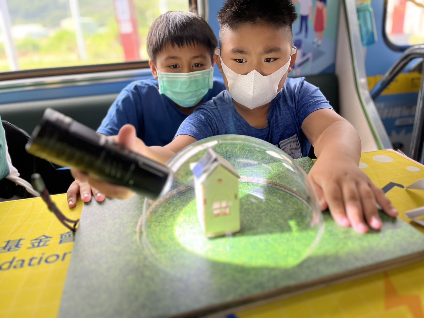 利博參與基礎科學主題車廂，以STEAM教學精神，設計「逐日科學家」、「太陽能工程師」以及「淨零建築師」三大能源科普課程和實驗