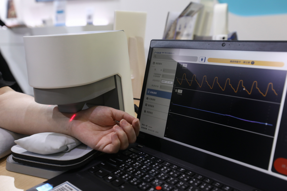 利博耘康脈象檢測系統透過電腦精準控制升降系統，還原中醫師三指把脈過程的舉、按、尋手法，將脈象感受轉化成數據，未來可結合大數據分析，實現智慧醫療及準確性